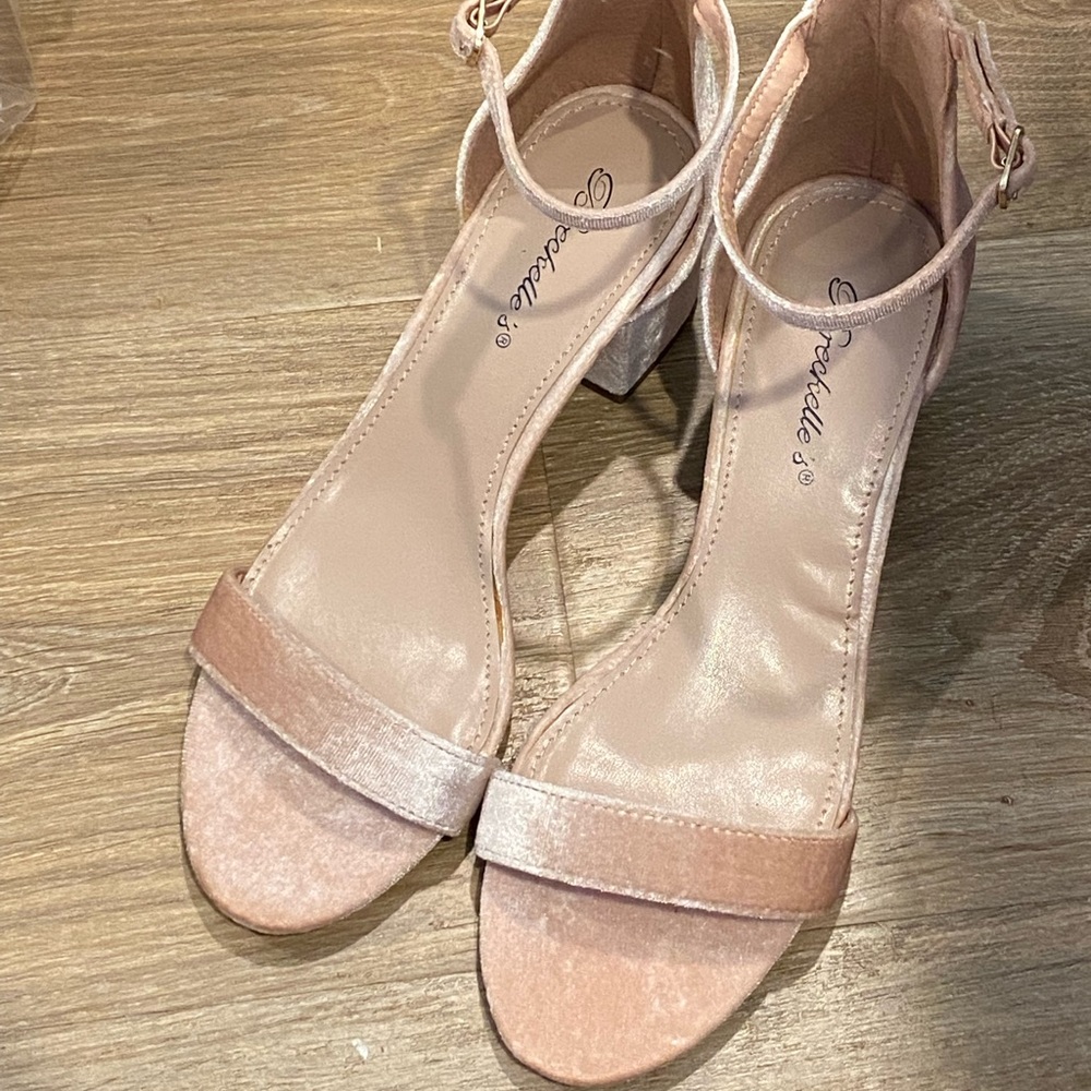NWOB Size 7 pink low heels sandals